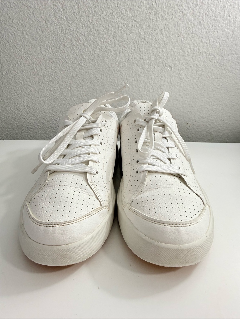 On the Roger centre court women size 7.5 white  Sneakers with Pink and Gold - Picture 3 of 8